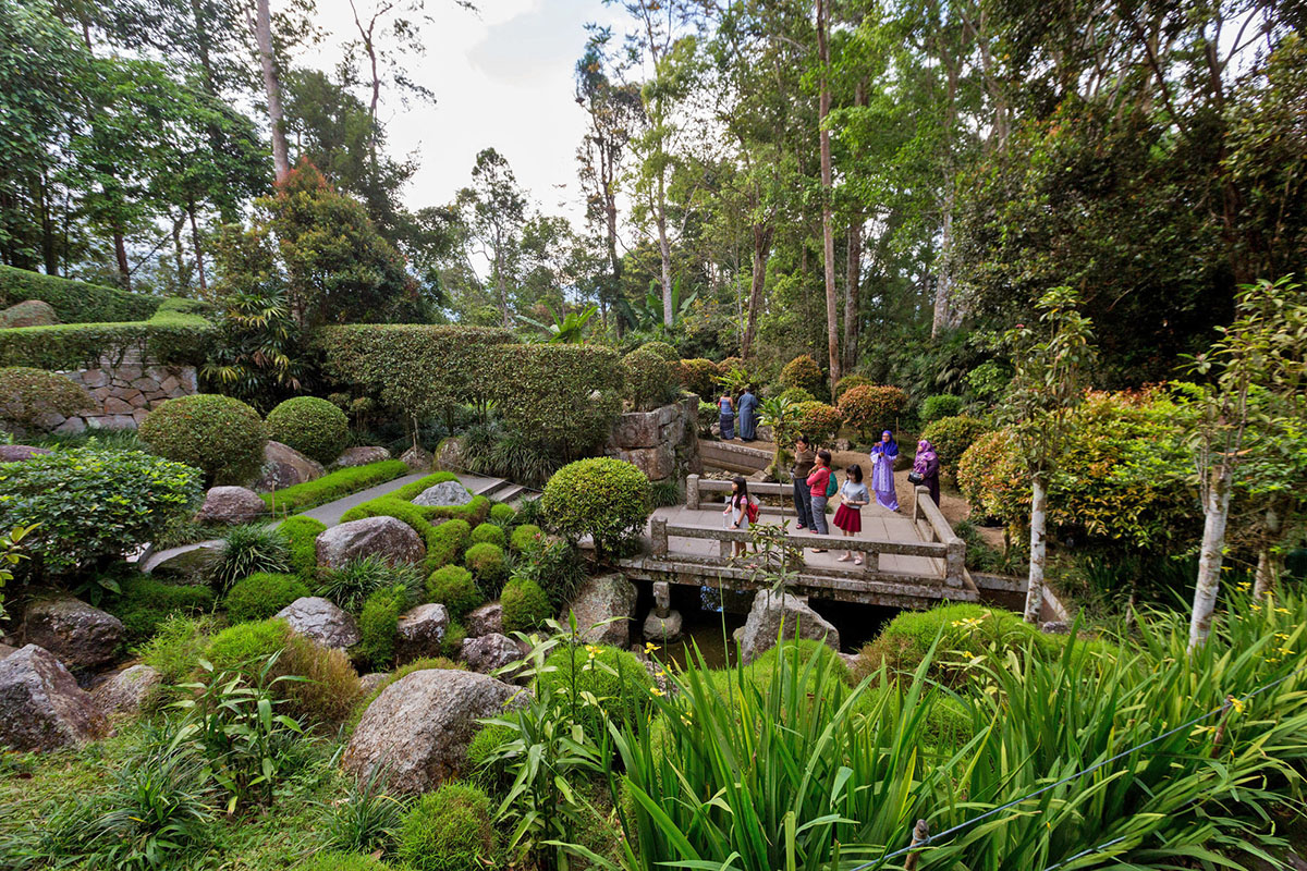 Kolam koi dan jambatan batu di Taman Jepun Bukit Tinggi, Bentong